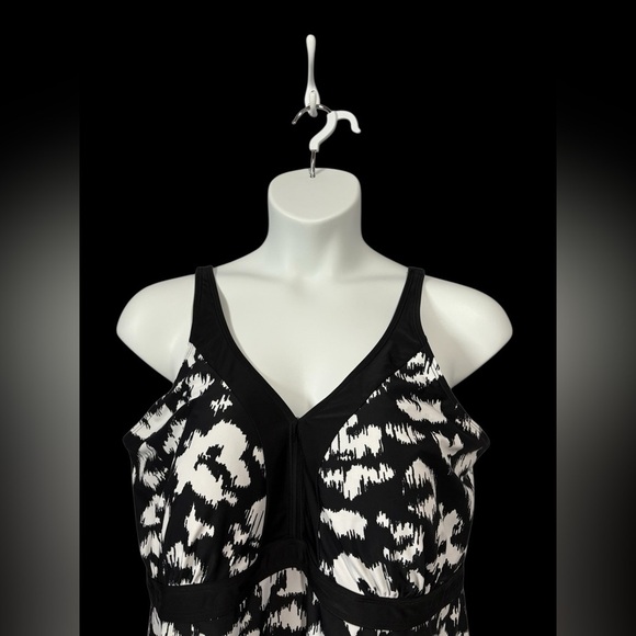 Penningtons, Plus Size Black and White Tankini, 3X 🌴 - Picture 5 of 9